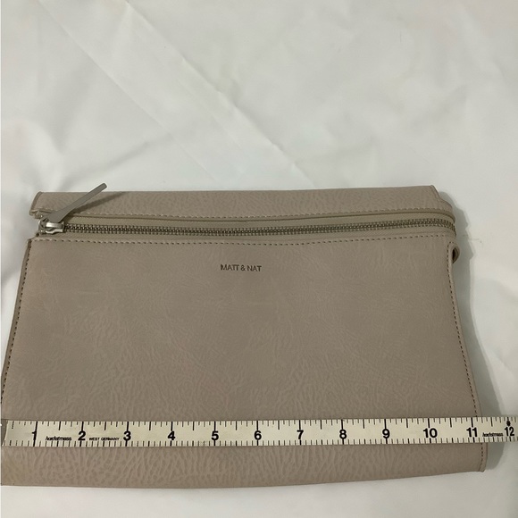 Matt & Nat Sleek recycling bottle vegan leather beige clutch - Picture 8 of 8